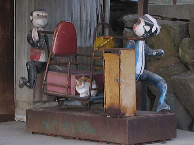 駕籠に乗る猫